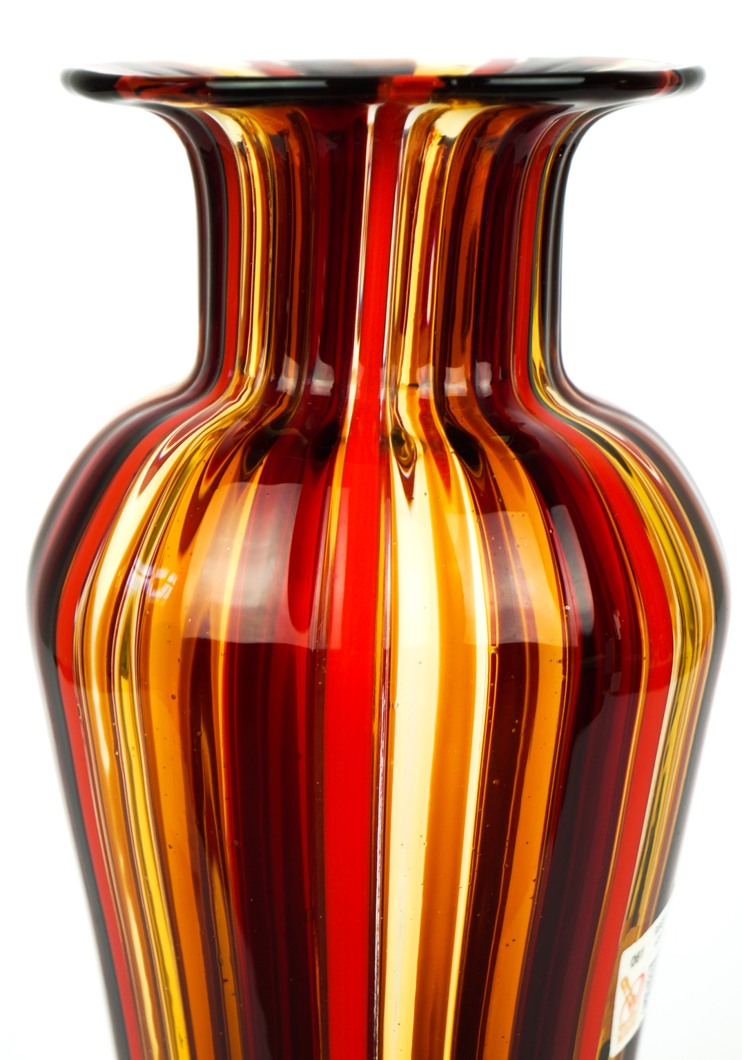 Vaso in vetro soffiato alto trasparente con decorazioni arancio e rosse
