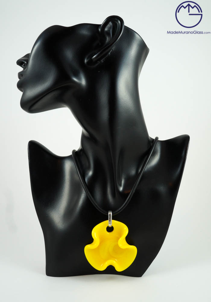 Flower - Murano Glass Jewelry - Necklace In Venetian Blown Glass